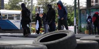 Una protesta con bloqueo sobre la calzada Aguilar Batres, se registra desde esta mañana en supuesta oposición a la desginación de Walter Mazariegos. Foto La Hora: Daniel Ramírez