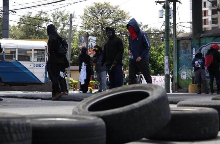 Una protesta con bloqueo sobre la calzada Aguilar Batres, se registra desde esta mañana en supuesta oposición a la desginación de Walter Mazariegos. Foto La Hora: Daniel Ramírez