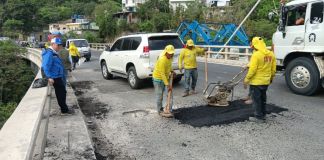 Mientras los trabajos de reparación avanzan, el tránsito en el sector comienza a agilizarse.