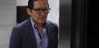 Caso Red Q: Melvin Quijivix se molesta al ser cuestionado por aceptar el delito de conspiración para el lavado de dinero El expresidente del INDE, Melvin Quijvix, se niega a explicar porque aceptó cargos por conspiración para el lavado de dinero. Foto La Hora: Daniel Ramírez