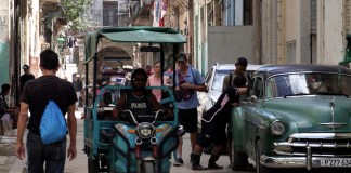Consejo de ministros analiza este miércoles las 176 reformas que pretenden transformar Cuba Las 176 reformas económicas propuesta para Cuba, serán discutidas este miércoles por el Consejo de Ministros. Foto La Hora: EFE