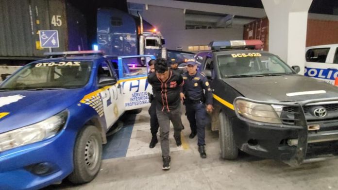 El presunto pandillero integrante del Barrio 18 fue detenido en el mercado municipal de Zacapa y entregado a las autoridades salvadoreñas. Foto La Hora: PNC