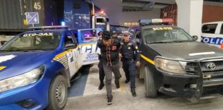 El presunto pandillero integrante del Barrio 18 fue detenido en el mercado municipal de Zacapa y entregado a las autoridades salvadoreñas. Foto La Hora: PNC