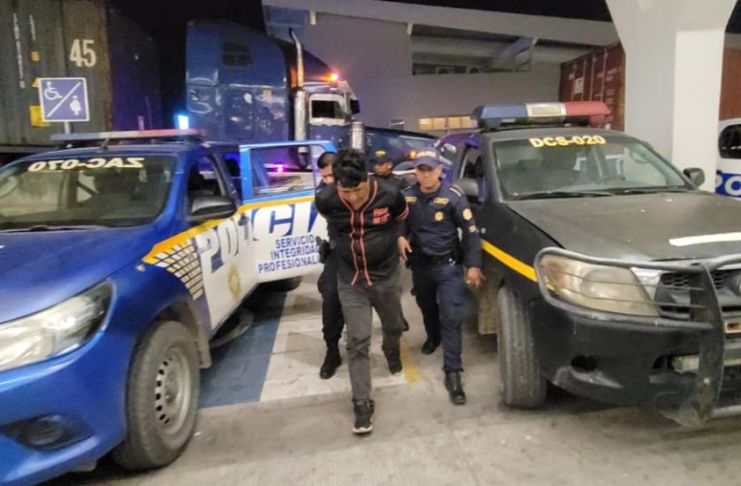 El presunto pandillero integrante del Barrio 18 fue detenido en el mercado municipal de Zacapa y entregado a las autoridades salvadoreñas. Foto La Hora: PNC