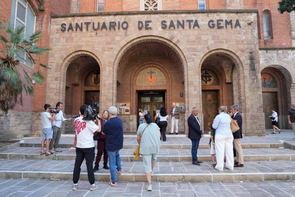 La comunidad venezolana se reúne en el santuario de Santa Gema en les Corts para rezar por las víctimas de los terremotos. Foto La Hora: EFE