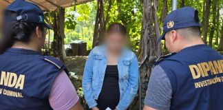 En los anillos de seguridad implementados por la PNC cerca de las cárceles, fue detenida la mujer señalada de cometer el delito de extorsión. Foto La Hora: PNC
