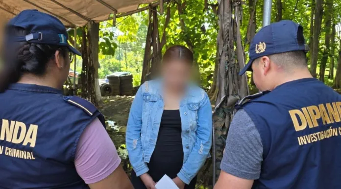 seguridad extorsion pnc En los anillos de seguridad implementados por la PNC cerca de las cárceles, fue detenida la mujer señalada de cometer el delito de extorsión. Foto La Hora: PNC