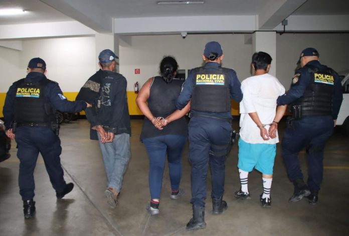 Dos de los tres detenidos cuentan con antecedentes por los delitos de homicidio y extorsión, según la PNC. Foto La Hora: PNC