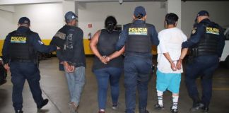 Dos de los tres detenidos cuentan con antecedentes por los delitos de homicidio y extorsión, según la PNC. Foto La Hora: PNC