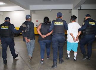 Dos de los tres detenidos cuentan con antecedentes por los delitos de homicidio y extorsión, según la PNC. Foto La Hora: PNC
