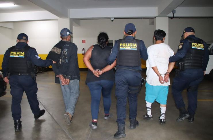 Dos de los tres detenidos cuentan con antecedentes por los delitos de homicidio y extorsión, según la PNC. Foto La Hora: PNC