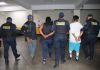 Dos de los tres detenidos cuentan con antecedentes por los delitos de homicidio y extorsión, según la PNC. Foto La Hora: PNC