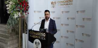 El integrante de la Comisión Permanente, Juan Carlos Rivera, se pronuncia por petición para sesión donde se debe discutir reformas a la Ley del IUSI. Foto: La Hora