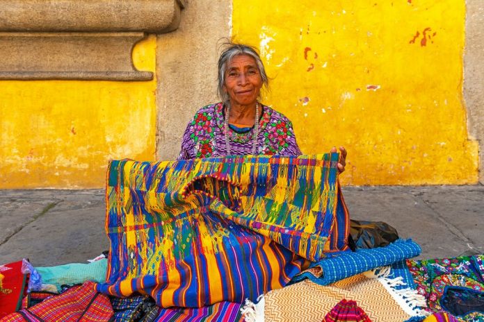 Abren la convocatoria para reconocer a artesanos guatemaltecos que contribuyan a la preservación de técnicas de identidad cultural. Foto: SL Photography / Shutterstock.
