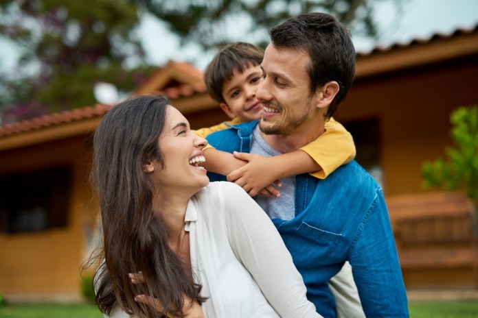 La armonía en familia desprende varios asuntos a considerar. Foto: PeopleImages / Shutterstock.