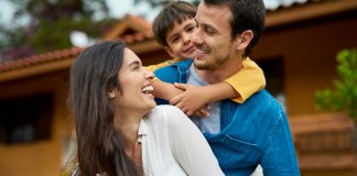 La armonía en familia desprende varios asuntos a considerar. Foto: PeopleImages / Shutterstock.