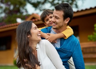 La armonía en familia desprende varios asuntos a considerar. Foto: PeopleImages / Shutterstock.
