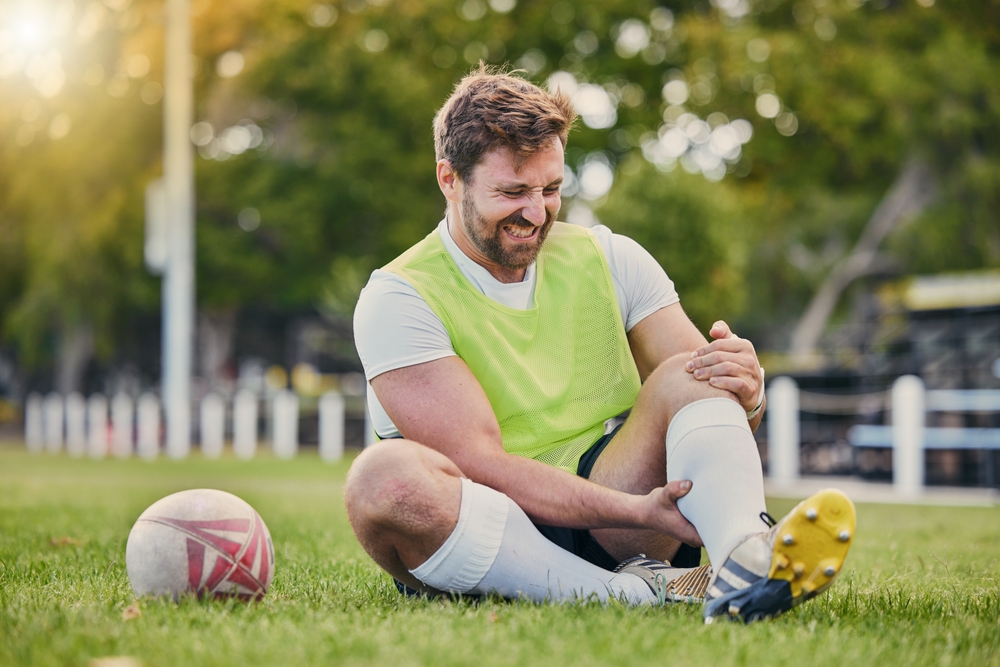 La fatiga tiene relación con los calambres en el futbol. Foto: PeopleImages / Shutterstock.