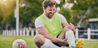 La fatiga tiene relación con los calambres en el futbol. Foto: PeopleImages / Shutterstock.