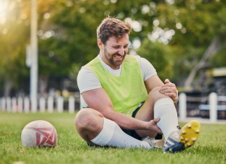 La fatiga tiene relación con los calambres en el futbol. Foto: PeopleImages / Shutterstock.