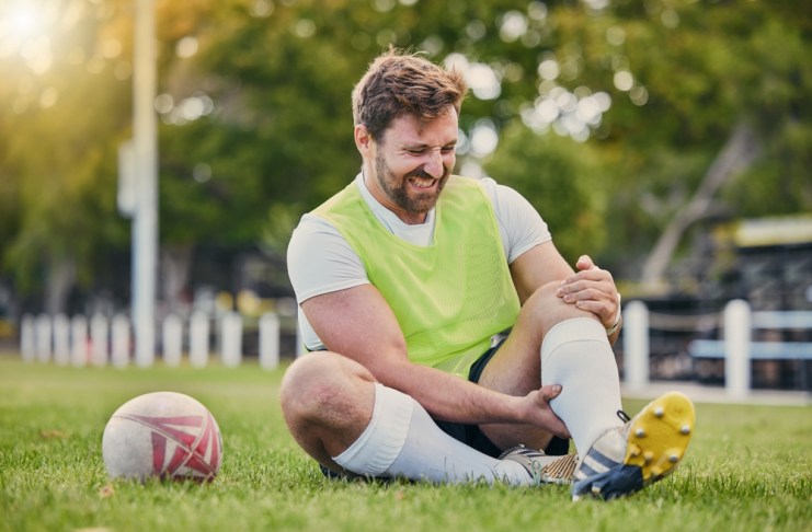 La fatiga tiene relación con los calambres en el futbol. Foto: PeopleImages / Shutterstock.