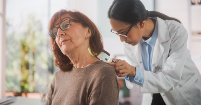 Estudian cómo influir en las moléculas para reducir el esparcimiento del melanoma. Foto: Gorodenkoff / Shutterstock.