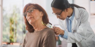 Estudian cómo influir en las moléculas para reducir el esparcimiento del melanoma. Foto: Gorodenkoff / Shutterstock.