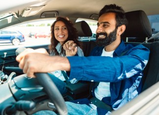 La ergonomía ayuda a reducir distractores al volante. Foto: Prostock studio / Shutterstock.