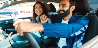 Comodidad, punto clave para conducir un vehículo de manera más segura La ergonomía ayuda a reducir distractores al volante. Foto: Prostock studio / Shutterstock.