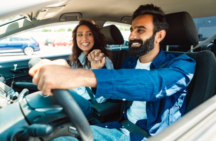 Comodidad, punto clave para conducir un vehículo de manera más segura La ergonomía ayuda a reducir distractores al volante. Foto: Prostock studio / Shutterstock.