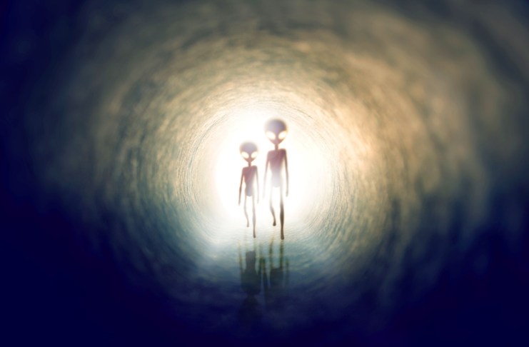 Los extraterrestres tal vez existan, pero hay tres razones por las que probablemente no nos han visitado ni vayan a hacerlo ¿Existen los extraterrestres? Foto: PeopleImages / Shutterstock.