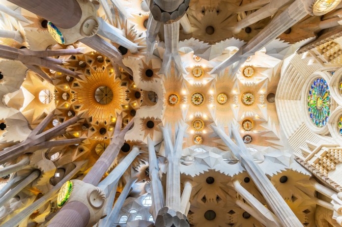 La Sagrada Familia deja ver relaciones estrechas impresas por Gaudí sobre los números y aspectos religiosos. Foto: David Herraez Calzada / Shutterstock.
