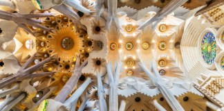 La Sagrada Familia deja ver relaciones estrechas impresas por Gaudí sobre los números y aspectos religiosos. Foto: David Herraez Calzada / Shutterstock.
