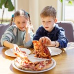 Los niños suelen preferir la pizza que el pescado, haciendo difícil la incorporación de grasas saludables. Foto: OlhaTsiplyar / Shutterstock.