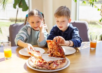 Los niños suelen preferir la pizza que el pescado, haciendo difícil la incorporación de grasas saludables. Foto: OlhaTsiplyar / Shutterstock.