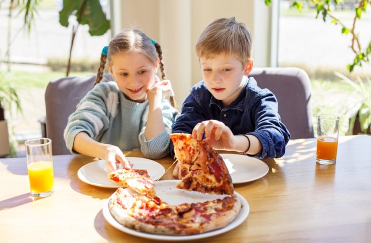 Los niños suelen preferir la pizza que el pescado, haciendo difícil la incorporación de grasas saludables. Foto: OlhaTsiplyar / Shutterstock.