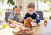 Cómo incorporar las grasas saludables en la dieta si los niños prefieren la comida chatarra Los niños suelen preferir la pizza que el pescado, haciendo difícil la incorporación de grasas saludables. Foto: OlhaTsiplyar / Shutterstock.
