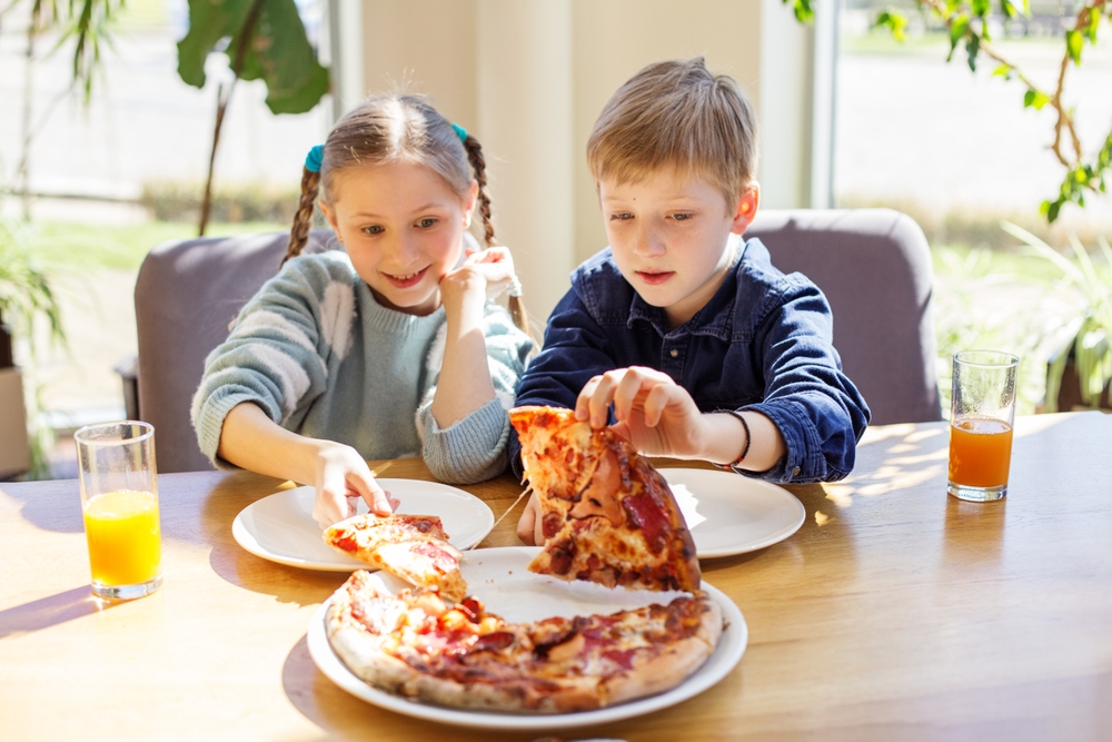 Los niños suelen preferir la pizza que el pescado, haciendo difícil la incorporación de grasas saludables. Foto: OlhaTsiplyar / Shutterstock. Los niños suelen preferir la pizza que el pescado, haciendo difícil la incorporación de grasas saludables. Foto: OlhaTsiplyar / Shutterstock.