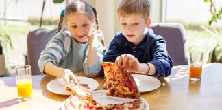 Cómo incorporar las grasas saludables en la dieta si los niños prefieren la comida chatarra Los niños suelen preferir la pizza que el pescado, haciendo difícil la incorporación de grasas saludables. Foto: OlhaTsiplyar / Shutterstock.