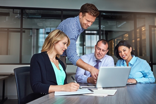 Las soluciones de respaldo automatizado fortalecen la seguridad y disponibilidad de la información. Foto: Shutterstock/PeopleImages