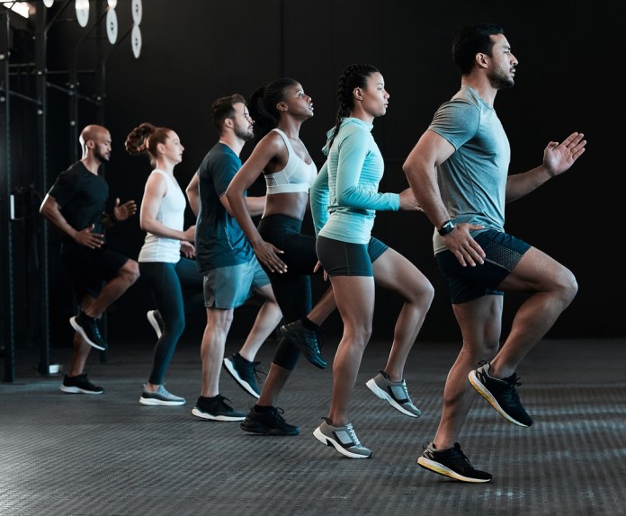 La actividad física genera diversos beneficios para el cuerpo, aún si no implica bajar de peso. PeopleImages / Shutterstock.