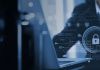 Descuidar la ciberseguridad se traduciría en vulnerabilidades múltiples ante la ciberdelincuencia. Foto: TippaPatt / Shutterstock.