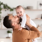 Los hombres que reciben licencias por paternidad tienen menos riesgo de sufrir ansiedad y depresión. Foto: Prostock-studio / Shutterstock.