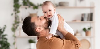 Los hombres que reciben licencias por paternidad tienen menos riesgo de sufrir ansiedad y depresión. Foto: Prostock-studio / Shutterstock.