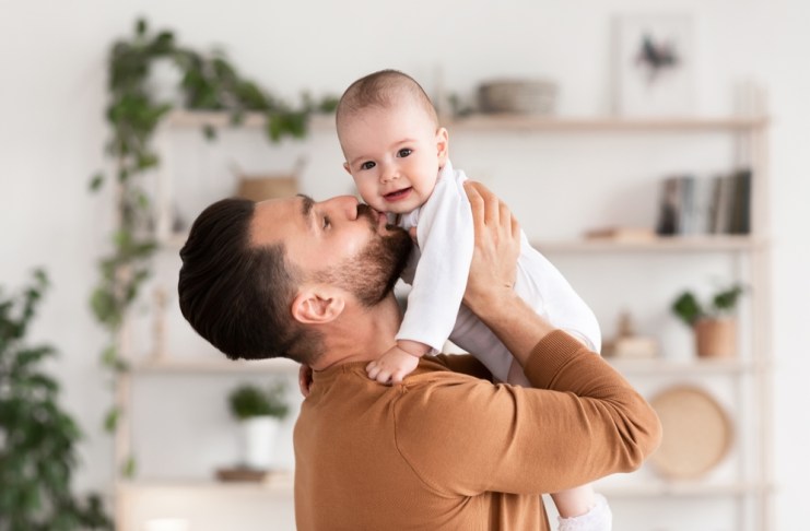 Los hombres que reciben licencias por paternidad tienen menos riesgo de sufrir ansiedad y depresión. Foto: Prostock-studio / Shutterstock.