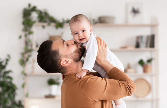 Los hombres que reciben licencias por paternidad tienen menos riesgo de sufrir ansiedad y depresión. Foto: Prostock-studio / Shutterstock. Los hombres que reciben licencias por paternidad tienen menos riesgo de sufrir ansiedad y depresión. Foto: Prostock-studio / Shutterstock.