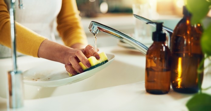 Las esponjas, a pesar de usarlas para lavar, forman un entorno ideal para la reproducción microbiana. Foto: PeopleImages / Shutterstock.