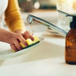 Las esponjas, a pesar de usarlas para lavar, forman un entorno ideal para la reproducción microbiana. Foto: PeopleImages / Shutterstock.