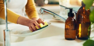 Las esponjas, a pesar de usarlas para lavar, forman un entorno ideal para la reproducción microbiana. Foto: PeopleImages / Shutterstock.