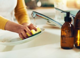 Las esponjas, a pesar de usarlas para lavar, forman un entorno ideal para la reproducción microbiana. Foto: PeopleImages / Shutterstock.